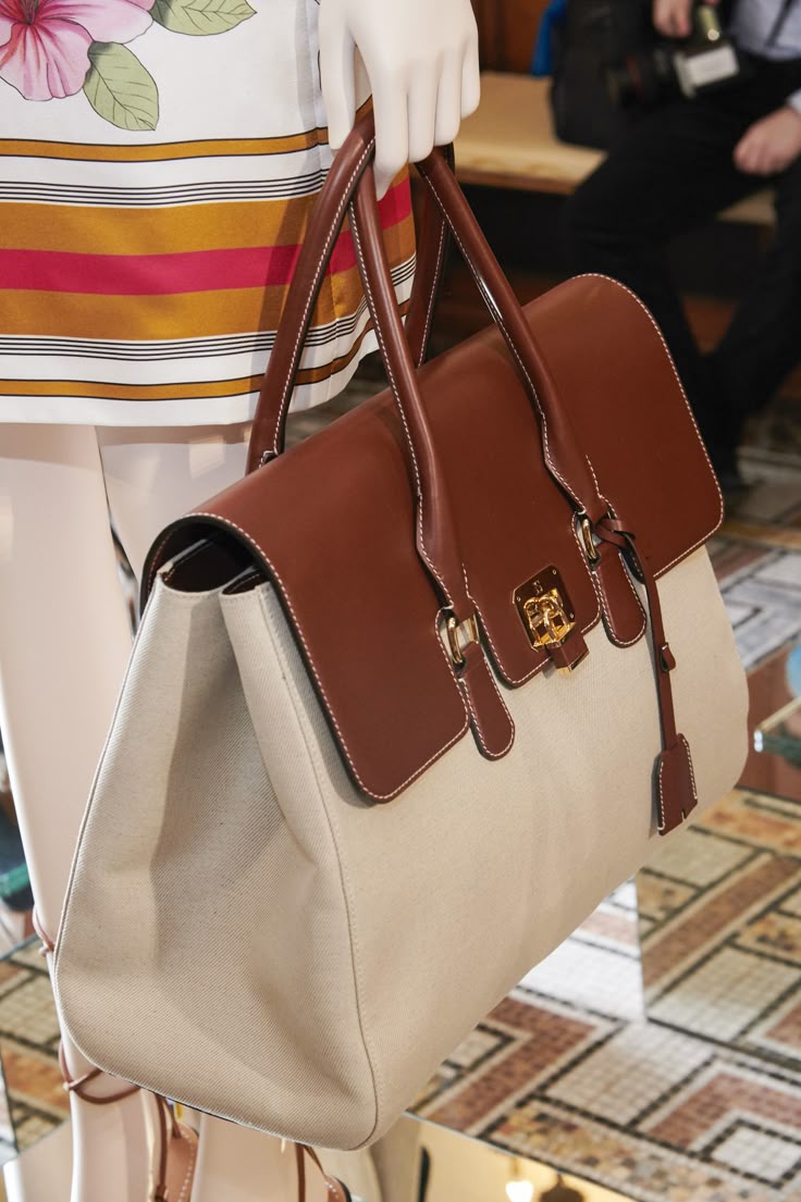 WhatsApp Image 2026-06-18 at 17.45.41 Luxor P20 brown & white carry bag. - Image 1